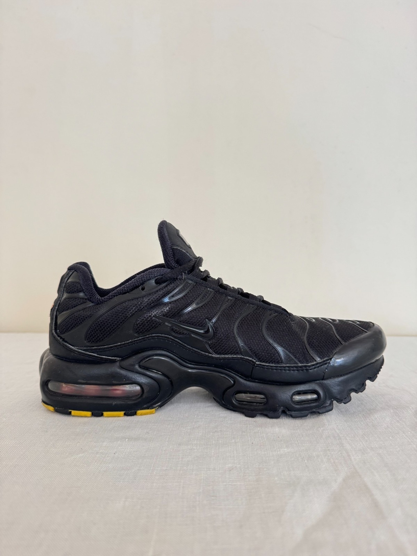 Nike Air Max Plus Tn Triple Black Yellow Gs Size 5.5y Eur 38 Sneakers Guc